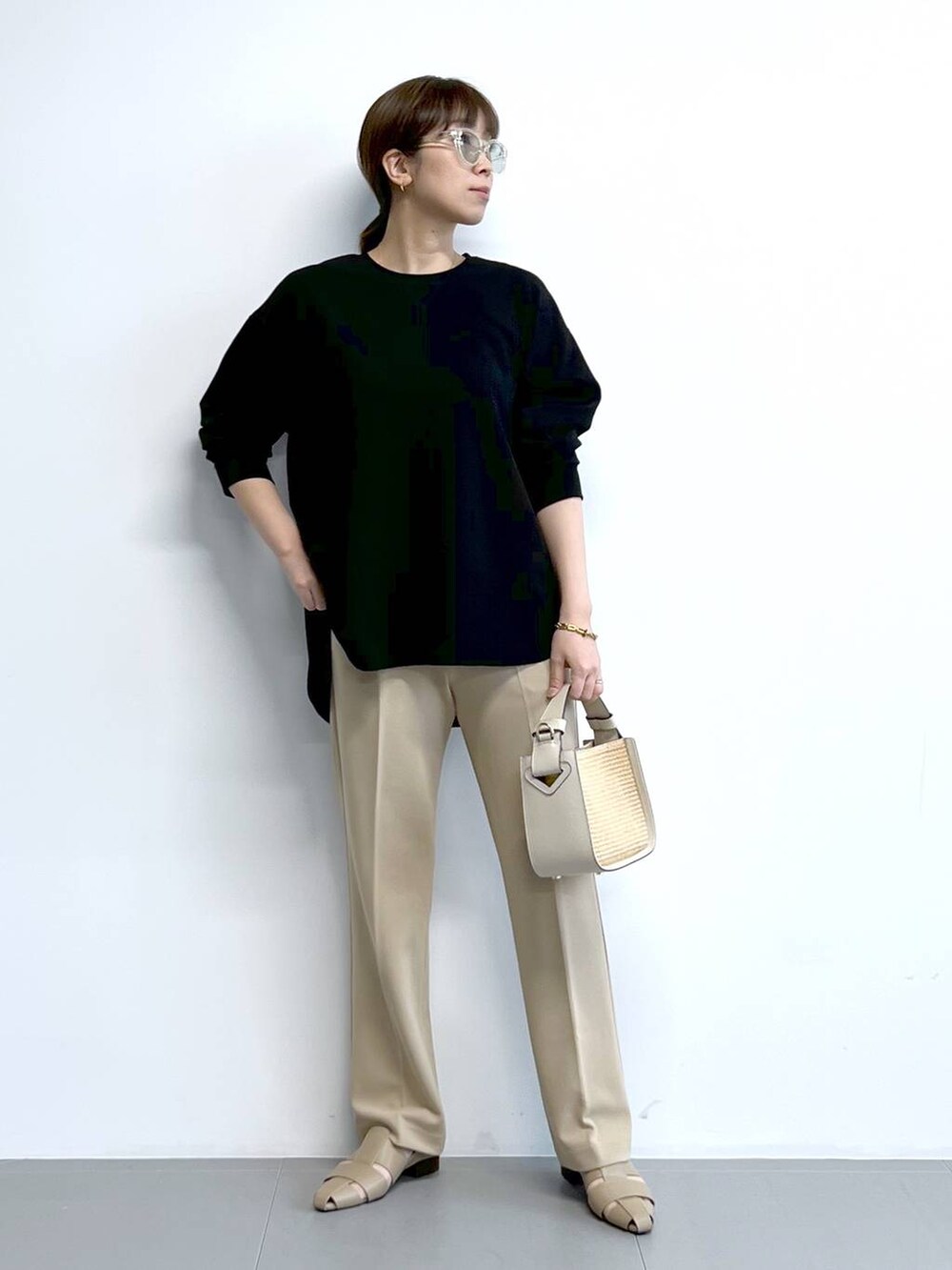 「体型カバー、着痩せ・細見え、ベーシック/シンプル、春コーデ、サングラス、パンプス、ロンT、セットアップ、バッグ、ショルダーバッグ、骨格ナチュラル」｜「BARNYARDSTORMのBARNYARDSTORM / 【CONTIGO】 ラフィアコンビバッグ（ショルダーバッグ、ホワイト系）」を使った、あべさん（骨格ナチュラル・レディース・159cm）の春コーディネートの2枚目の写真