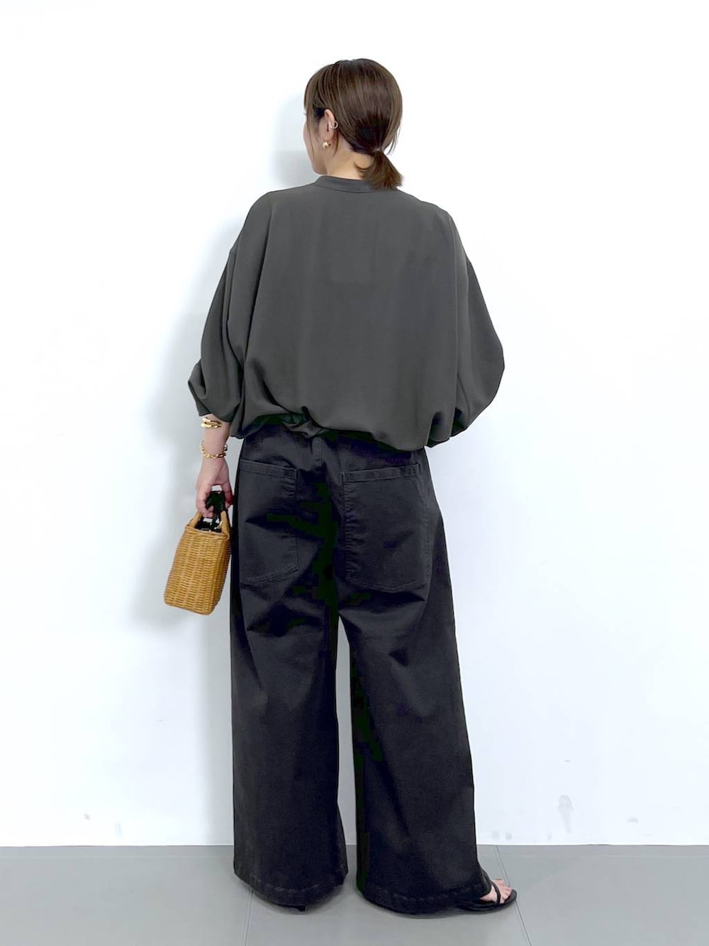 グレー系のブルゾン、ブラック系のショルダーバッグ、ブラック系のサンダルを着用したレディースの秋コーディネートの9枚目の写真