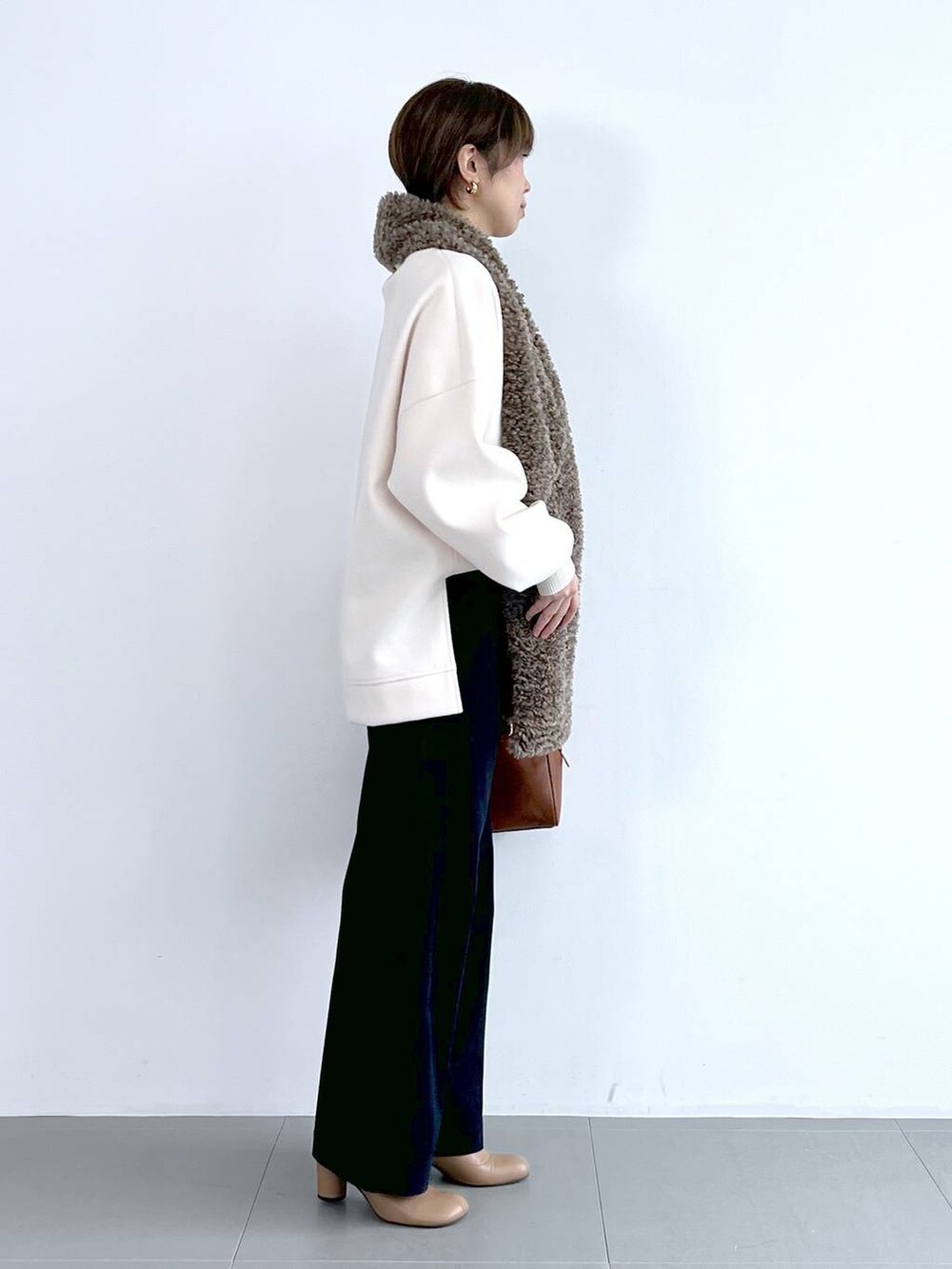 ブルー系のその他パンツ、イエロー系のボストンバッグ、ベージュ系のブーツを着用したレディースの秋コーディネートの8枚目の写真