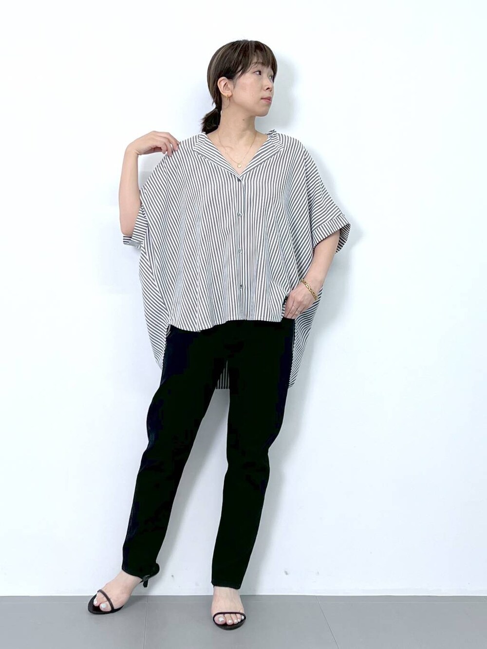 グレー系のシャツ/ブラウスを着用したレディースの夏コーディネートの2枚目の写真