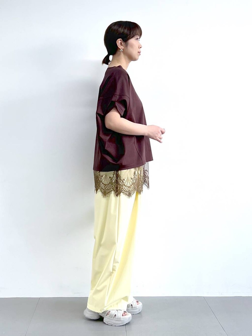 ブラウン系のTシャツ/カットソー、イエロー系のその他パンツ、ブラウン系のキャミソールを着用したレディースの春コーディネートの6枚目の写真