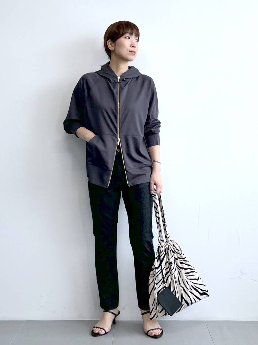 「体型カバー、着痩せ・細見え、ベーシック/シンプル、春コーデ、パーカー、UVカット、接触冷感、デニムパンツ、夏コーデ、サンダル、骨格ナチュラル、BARNYARDSTORM、Mazell、トートバッグ、バッグ」|「BARNYARDSTORMのBARNYARDSTORM / Wストラップミュール(スリッポン、ブラック系)」を使った、あべさん(骨格ナチュラル・レディース・159cm)の春コーディネートの3枚目の写真