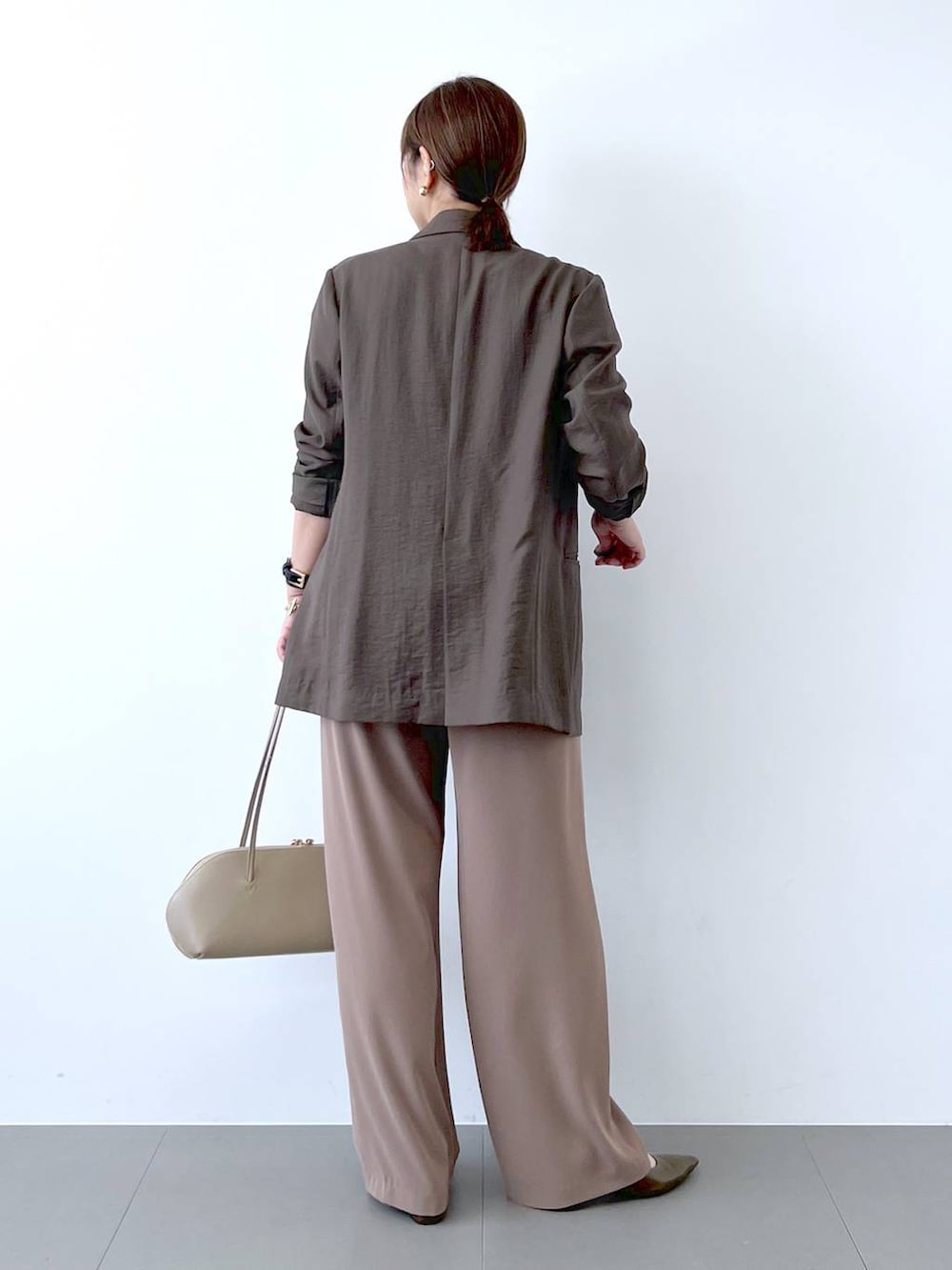ベージュ系のトートバッグ、イエロー系のその他パンツ、ブラウン系のパンプスを着用したレディースの夏コーディネートの10枚目の写真