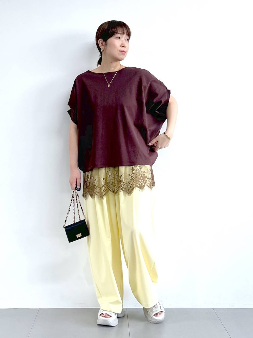 ブラウン系のTシャツ/カットソー、イエロー系のその他パンツ、ブラウン系のキャミソールを着用したレディースの春コーディネートの3枚目の写真