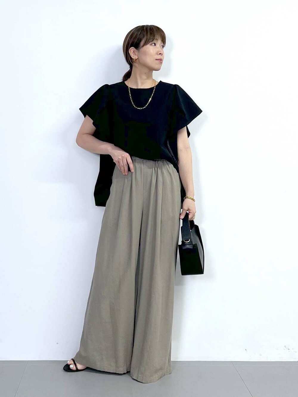 「体型カバー、着痩せ・細見え、ベーシック/シンプル、夏コーデ、ブラウス、ワイドパンツ、リネン・透けアイテム、サンダル、バッグ、ショルダーバッグ、骨格ナチュラル、BARNYARDSTORM、Mazell」|「BARNYARDSTORMのBARNYARDSTORM / Wストラップミュール(スリッポン、ブラック系)」を使った、あべさん(骨格ナチュラル・レディース・159cm)の夏コーディネートの4枚目の写真