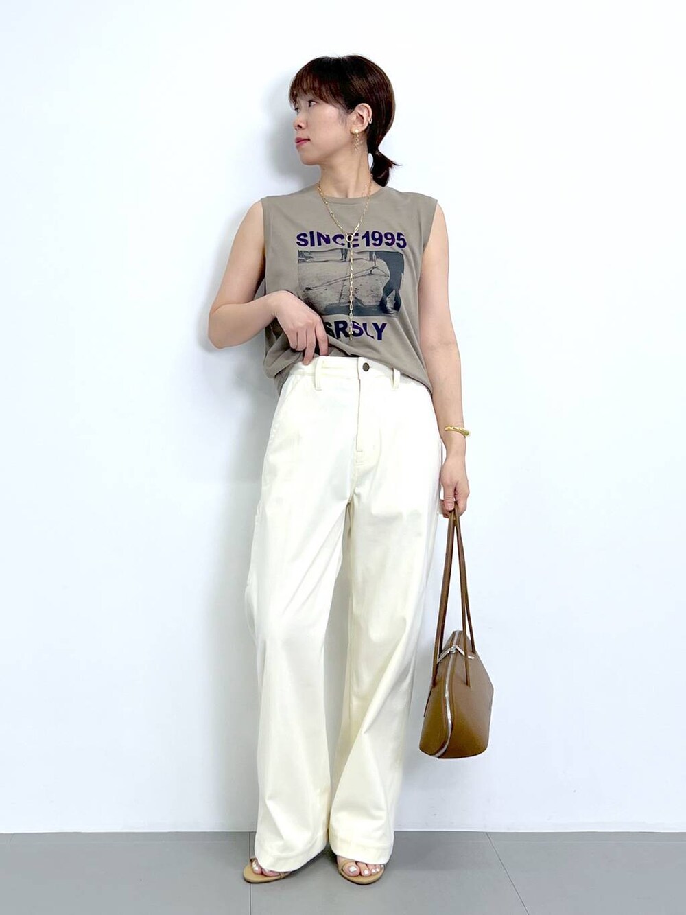 「Tシャツ、サンダル、パンツ、カジュアル、大人カジュアル、ワイドパンツ、骨格ナチュラル、BARNYARDSTORM、Mazell、トートバッグ、バッグ、ネックレス、体型カバー、着痩せ・細見え、ベーシック/シンプル」｜「BARNYARDSTORMのBARNYARDSTORM / Wストラップミュール（スリッポン、ベージュ系）」を使った、あべさん（骨格ナチュラル・レディース・159cm）の夏コーディネートの2枚目の写真