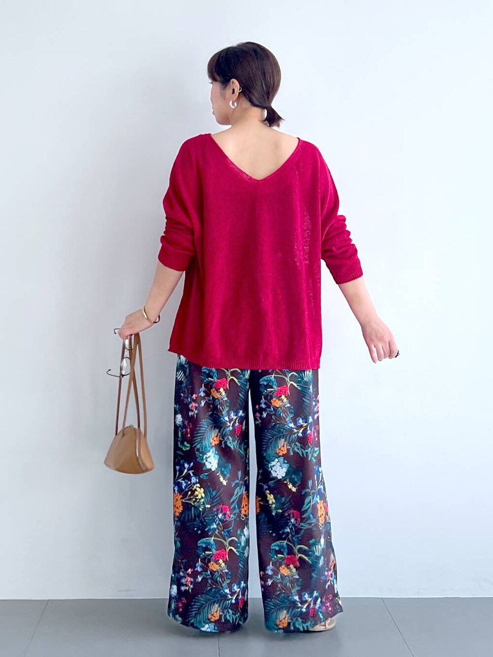 ブラウン系のその他パンツ、ブラウン系のハンドバッグ、レッド系のニット/セーターを着用したレディースの春コーディネートの9枚目の写真