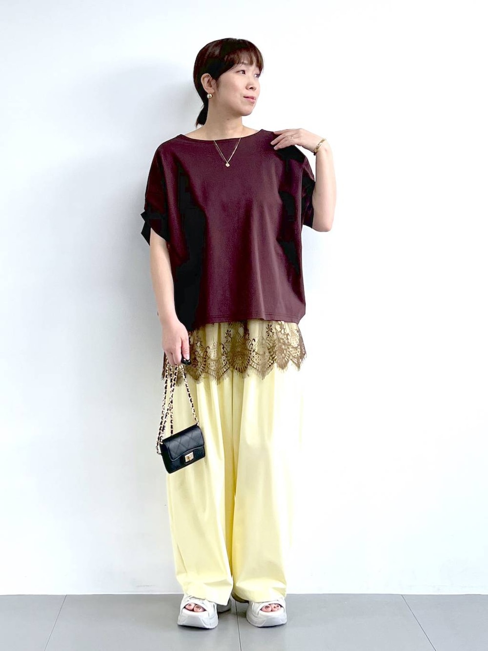 ブラウン系のTシャツ/カットソー、イエロー系のその他パンツ、ブラウン系のキャミソールを着用したレディースの春コーディネートの5枚目の写真