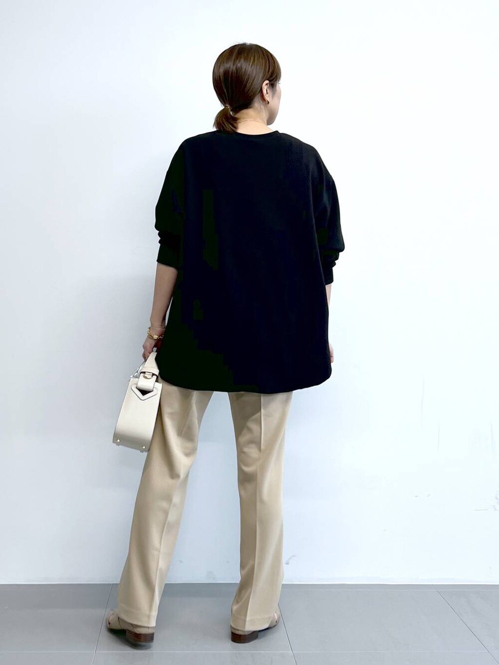「体型カバー、着痩せ・細見え、ベーシック/シンプル、春コーデ、サングラス、パンプス、ロンT、セットアップ、バッグ、ショルダーバッグ、骨格ナチュラル」｜「BARNYARDSTORMのBARNYARDSTORM / 【CONTIGO】 ラフィアコンビバッグ（ショルダーバッグ、ホワイト系）」を使った、あべさん（骨格ナチュラル・レディース・159cm）の春コーディネートの5枚目の写真