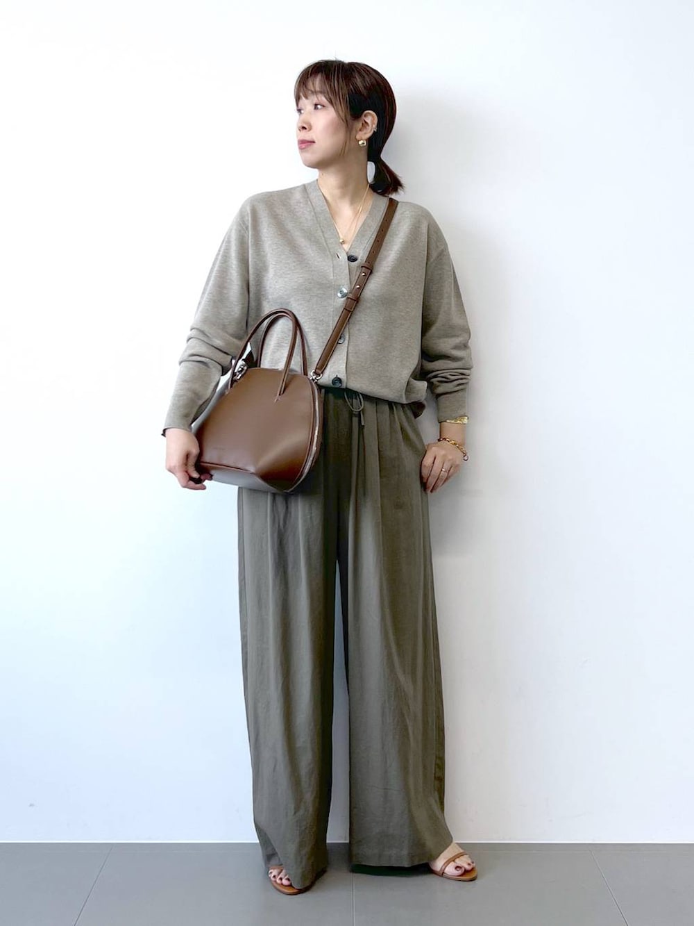 ブラウン系のその他パンツ、ベージュ系のカーディガン/ボレロ、ブラウン系のサンダルを着用したレディースの夏コーディネートの3枚目の写真