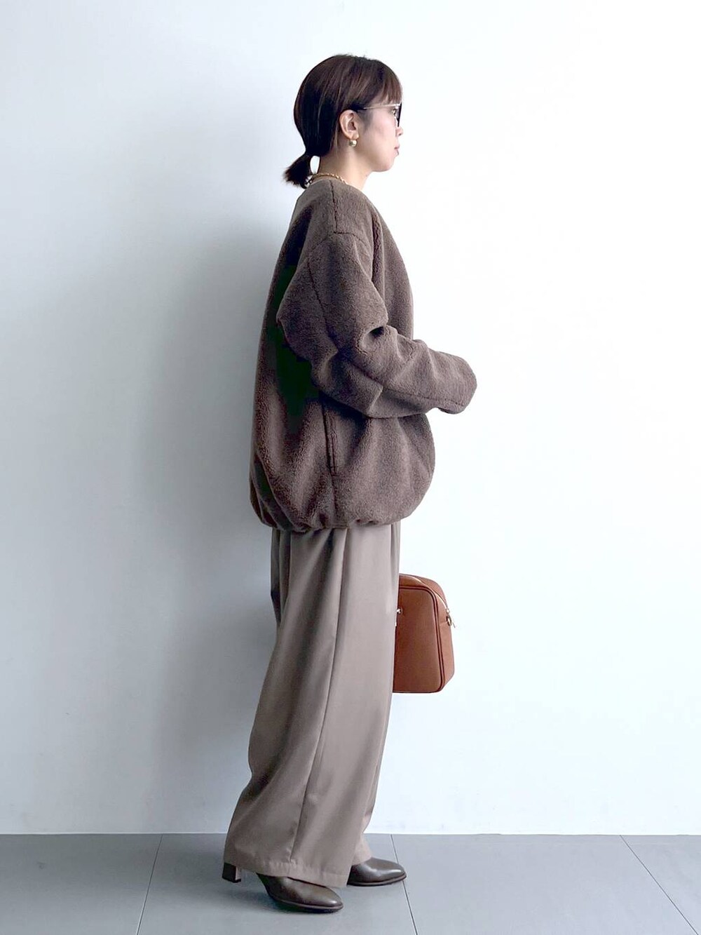 ベージュ系のその他パンツ、イエロー系のハンドバッグ、ブラウン系のブーツを着用したレディースの秋コーディネートの8枚目の写真