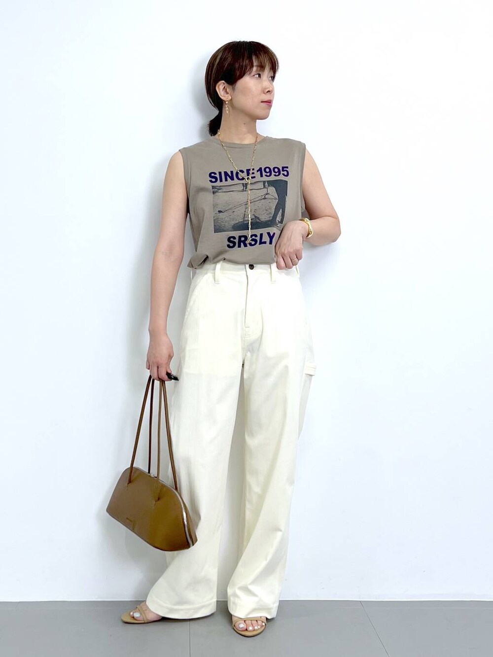 「Tシャツ、サンダル、パンツ、カジュアル、大人カジュアル、ワイドパンツ、骨格ナチュラル、BARNYARDSTORM、Mazell、トートバッグ、バッグ、ネックレス、体型カバー、着痩せ・細見え、ベーシック/シンプル」｜「BARNYARDSTORMのBARNYARDSTORM / Wストラップミュール（スリッポン、ベージュ系）」を使った、あべさん（骨格ナチュラル・レディース・159cm）の夏コーディネートの3枚目の写真
