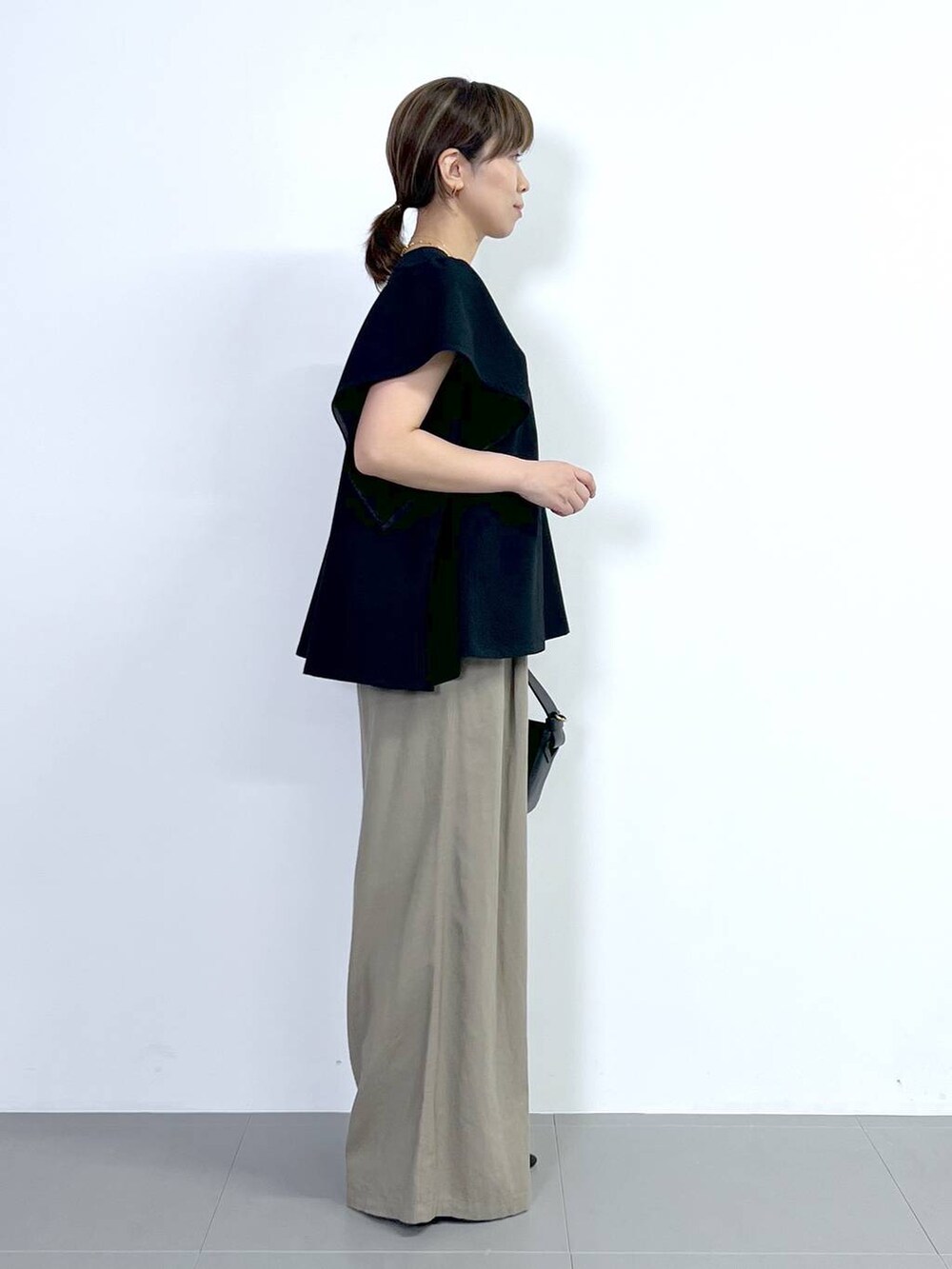 「体型カバー、着痩せ・細見え、ベーシック/シンプル、夏コーデ、ブラウス、ワイドパンツ、リネン・透けアイテム、サンダル、バッグ、ショルダーバッグ、骨格ナチュラル、BARNYARDSTORM、Mazell」|「BARNYARDSTORMのBARNYARDSTORM / Wストラップミュール(スリッポン、ブラック系)」を使った、あべさん(骨格ナチュラル・レディース・159cm)の夏コーディネートの8枚目の写真