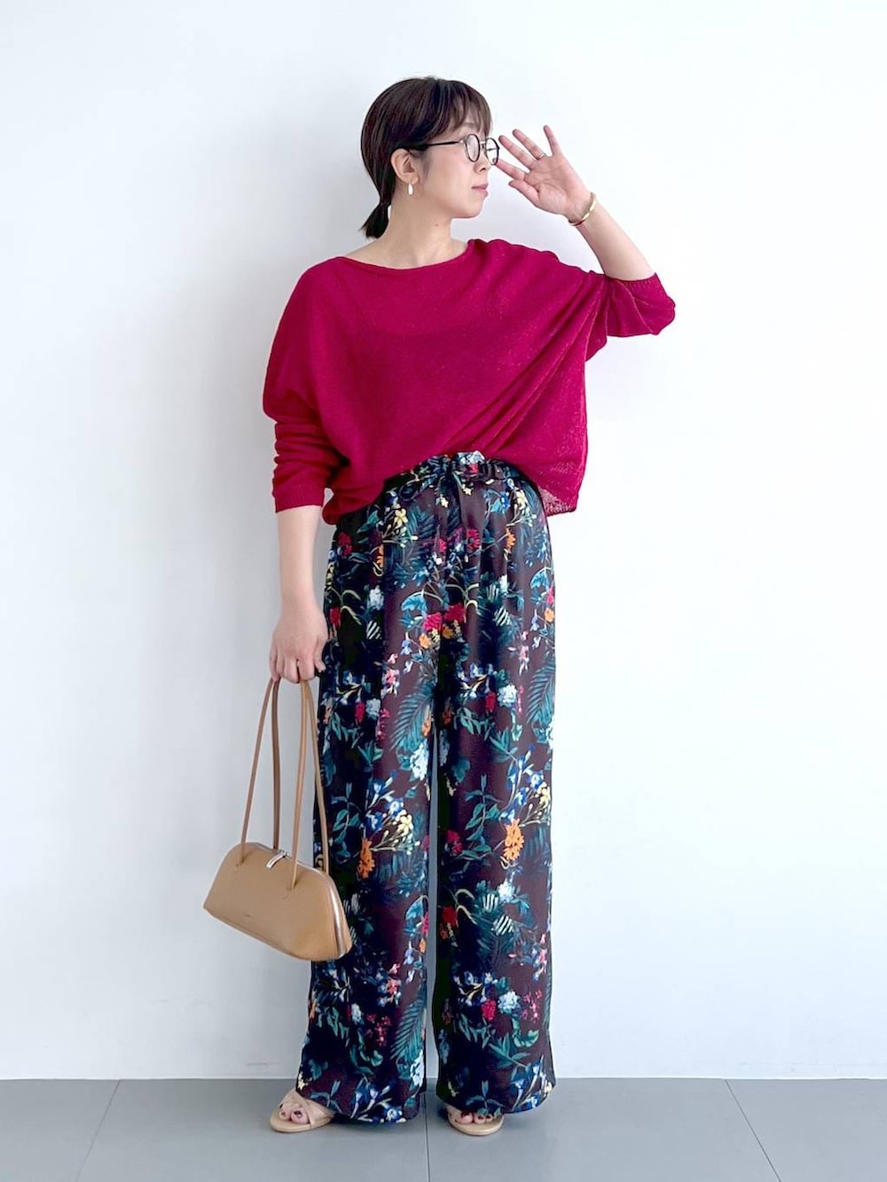 ブラウン系のその他パンツ、ブラウン系のハンドバッグ、レッド系のニット/セーターを着用したレディースの春コーディネートの4枚目の写真