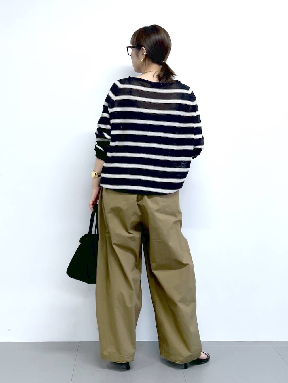 「体型カバー、着痩せ・細見え、ベーシック/シンプル、春コーデ、骨格ストレート、バッグ、ピアス、BARNYARDSTORM、Mazell、サンダル、ワイドパンツ、ニット、ボーダー」|「BARNYARDSTORMのBARNYARDSTORM / タタックイージーパンツ(その他パンツ、ベージュ系)」を使った、あべさん(レディース・159cm)の春コーディネートの8枚目の写真
