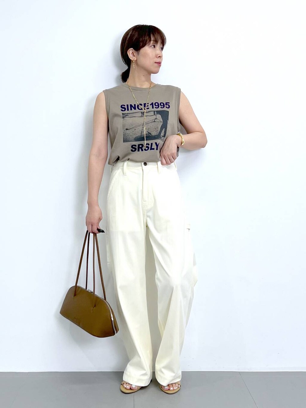 「Tシャツ、サンダル、パンツ、カジュアル、大人カジュアル、ワイドパンツ、骨格ナチュラル、BARNYARDSTORM、Mazell、トートバッグ、バッグ、ネックレス、体型カバー、着痩せ・細見え、ベーシック/シンプル」｜「BARNYARDSTORMのBARNYARDSTORM / Wストラップミュール（スリッポン、ベージュ系）」を使った、あべさん（骨格ナチュラル・レディース・159cm）の夏コーディネートの4枚目の写真