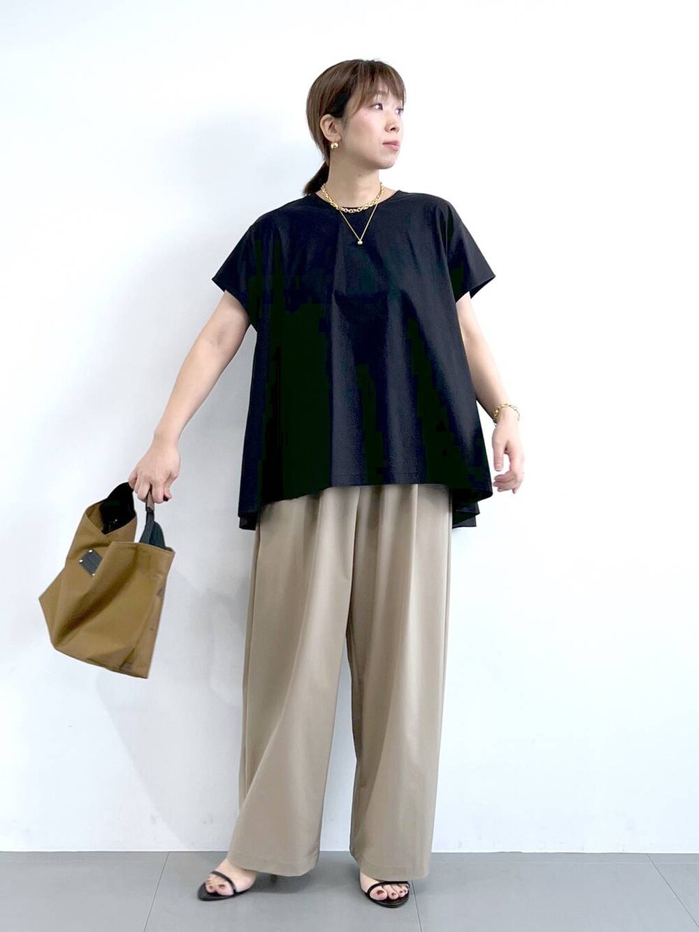 「体型カバー、着痩せ・細見え、ベーシック/シンプル、夏コーデ、骨格ストレート、バッグ、ピアス、BARNYARDSTORM、Mazell、サンダル、ワイドパンツ、きれいめカジュアル、リネン・透けアイテム」｜「BARNYARDSTORMのBARNYARDSTORM / 【スタイリスト若狭恵美さんご紹介アイテム】中空セミサークルピアス（ピアス（両耳用）、その他）」を使った、あべさん（レディース・159cm）の夏コーディネートの9枚目の写真