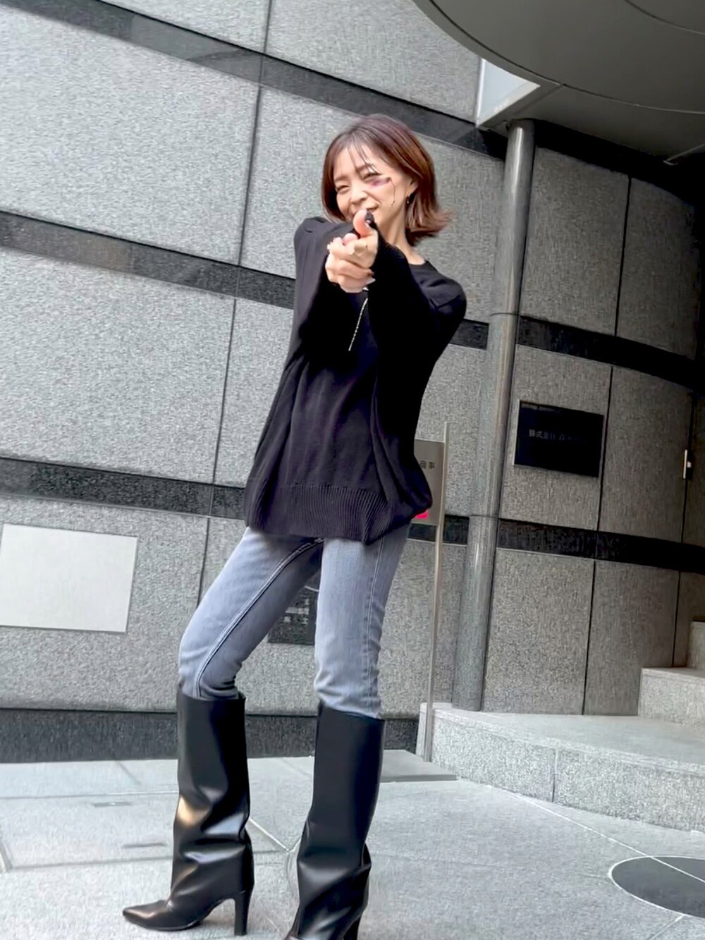 ブラウン系のウィッグを着用したレディースの秋コーディネートの4枚目の写真