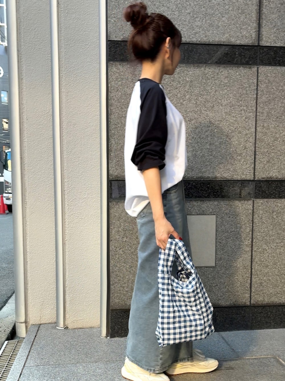 ブルー系のエコバッグ/サブバッグ、ブルー系のデニムスカート、その他のTシャツ/カットソーを着用したレディースの秋コーディネートの2枚目の写真