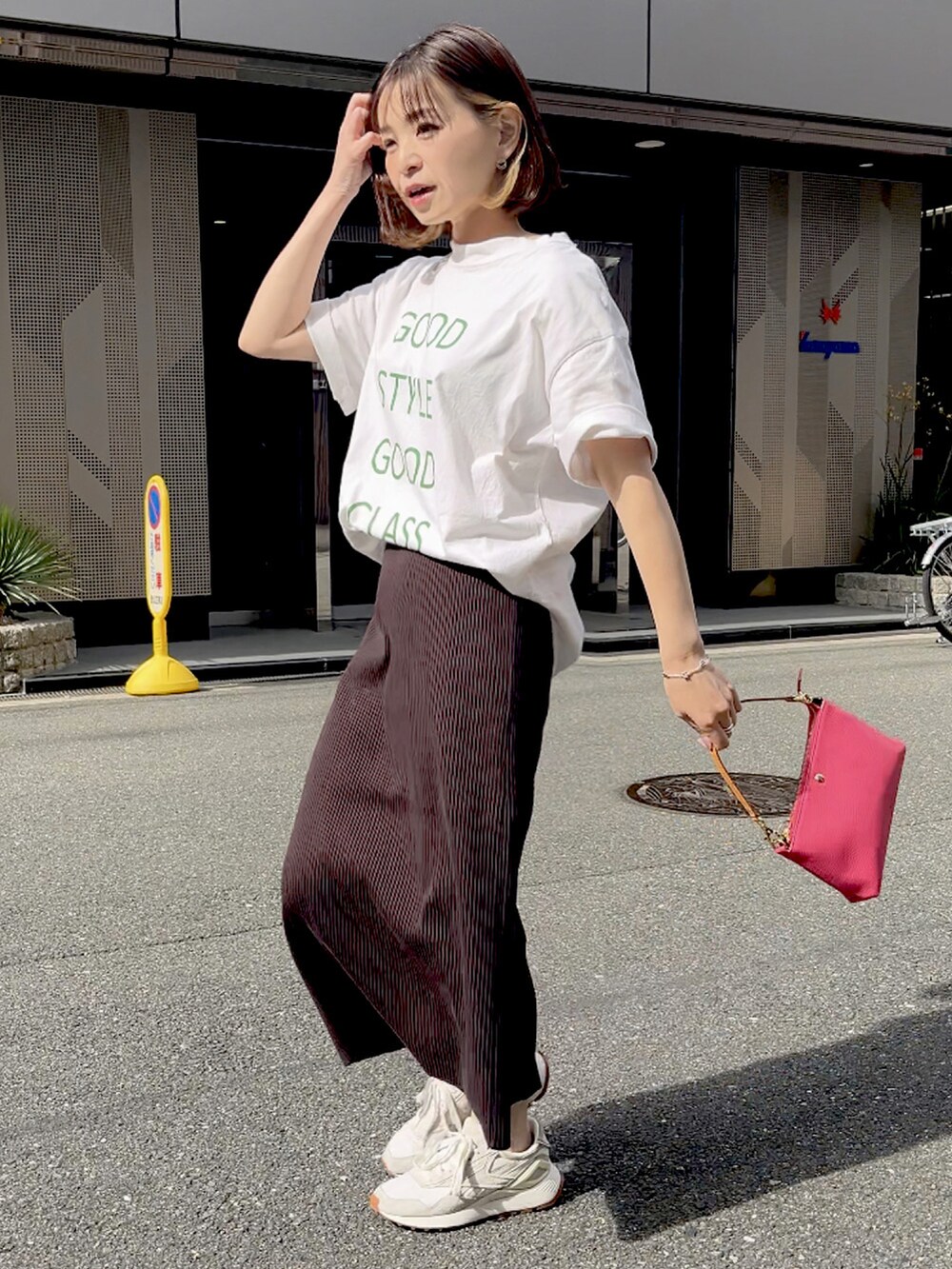 ホワイト系のTシャツ/カットソー、ブラウン系のスカート、ピンク系のハンドバッグを着用したレディースの春コーディネートの4枚目の写真