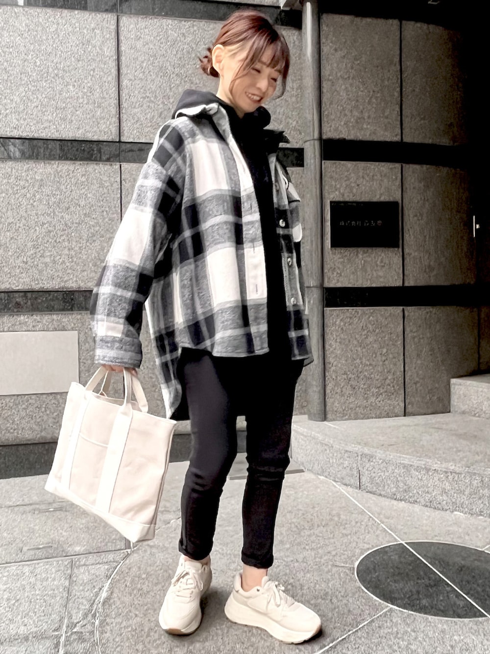 その他のその他アウター、ホワイト系のスニーカー、ベージュ系のトートバッグを着用したレディースの冬コーディネートの2枚目の写真