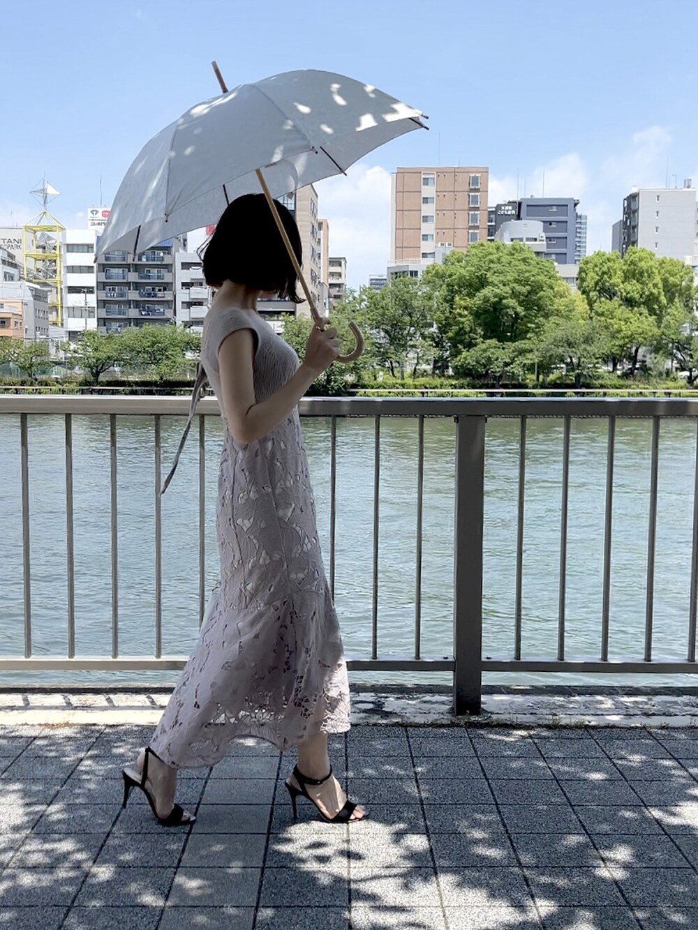「晴雨兼用日傘、ガーリーコーデ、ワンピースコーデ」｜「Gran creerのアイテム（長傘、ホワイト系）」を使った、granさん（レディース・155cm）の春コーディネートの2枚目の写真