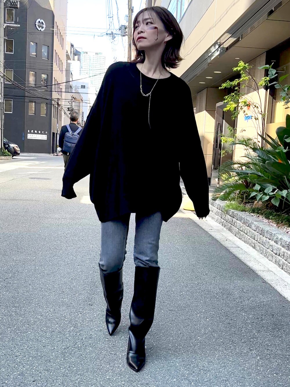 ブラウン系のウィッグを着用したレディースの秋コーディネートの3枚目の写真