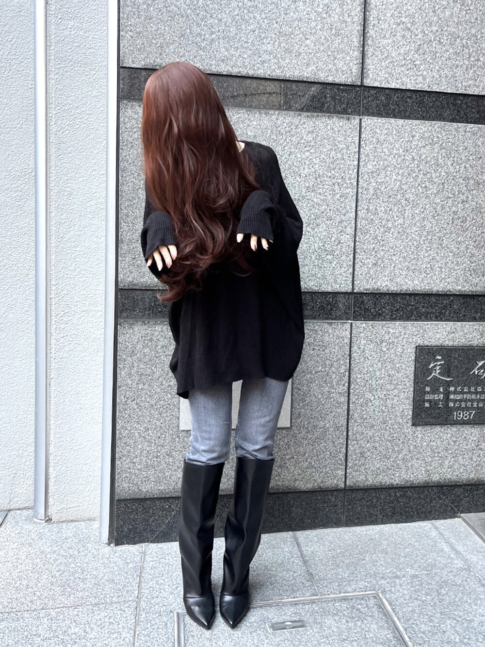 ブラウン系のウィッグを着用したレディースの秋コーディネートの2枚目の写真