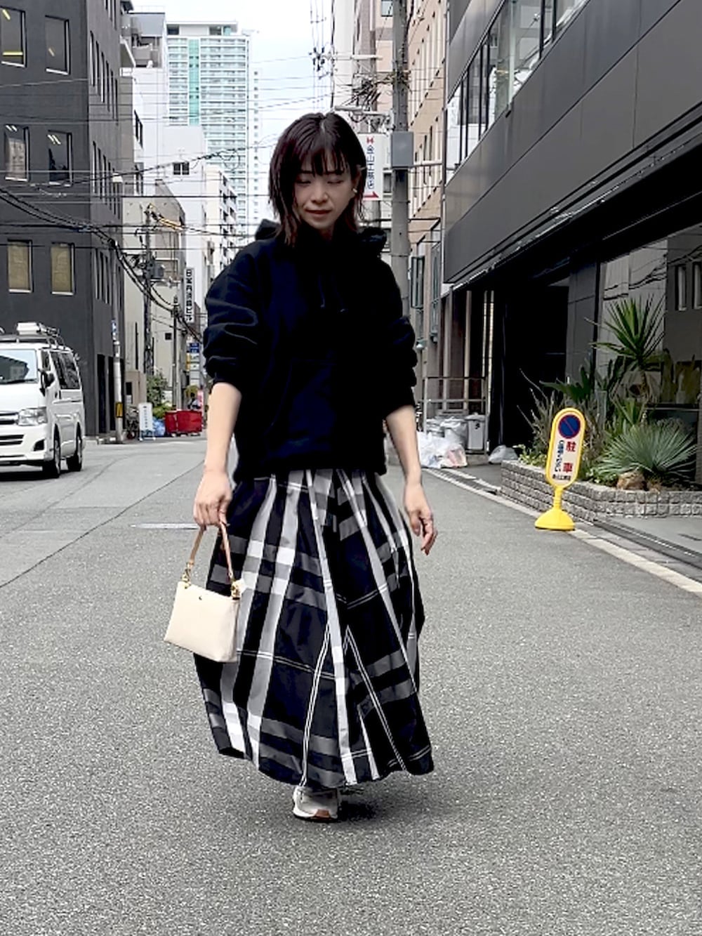 「今日のコーデ、シンプルスタイル、着回しコーディネート、オトナカワイイ、低身長女子、カジュアルスタイル、プチプラコーデ」｜「GUのアイテム（パーカー、ブラック系）」を使った、granさん（レディース・155cm）の春コーディネートの3枚目の写真