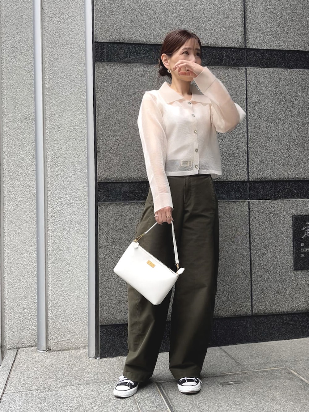 「シアートップス、骨格ストレート、アジャスターベルト、大人女子、着回しコーデ、シンプルスタイル、ベルト、春夏コーデ」｜「&. NOSTALGIAの衿付きシアーカーディガン（カーディガン/ボレロ、ホワイト系）」を使った、granさん（骨格ストレート・レディース・155cm）の春コーディネートの3枚目の写真