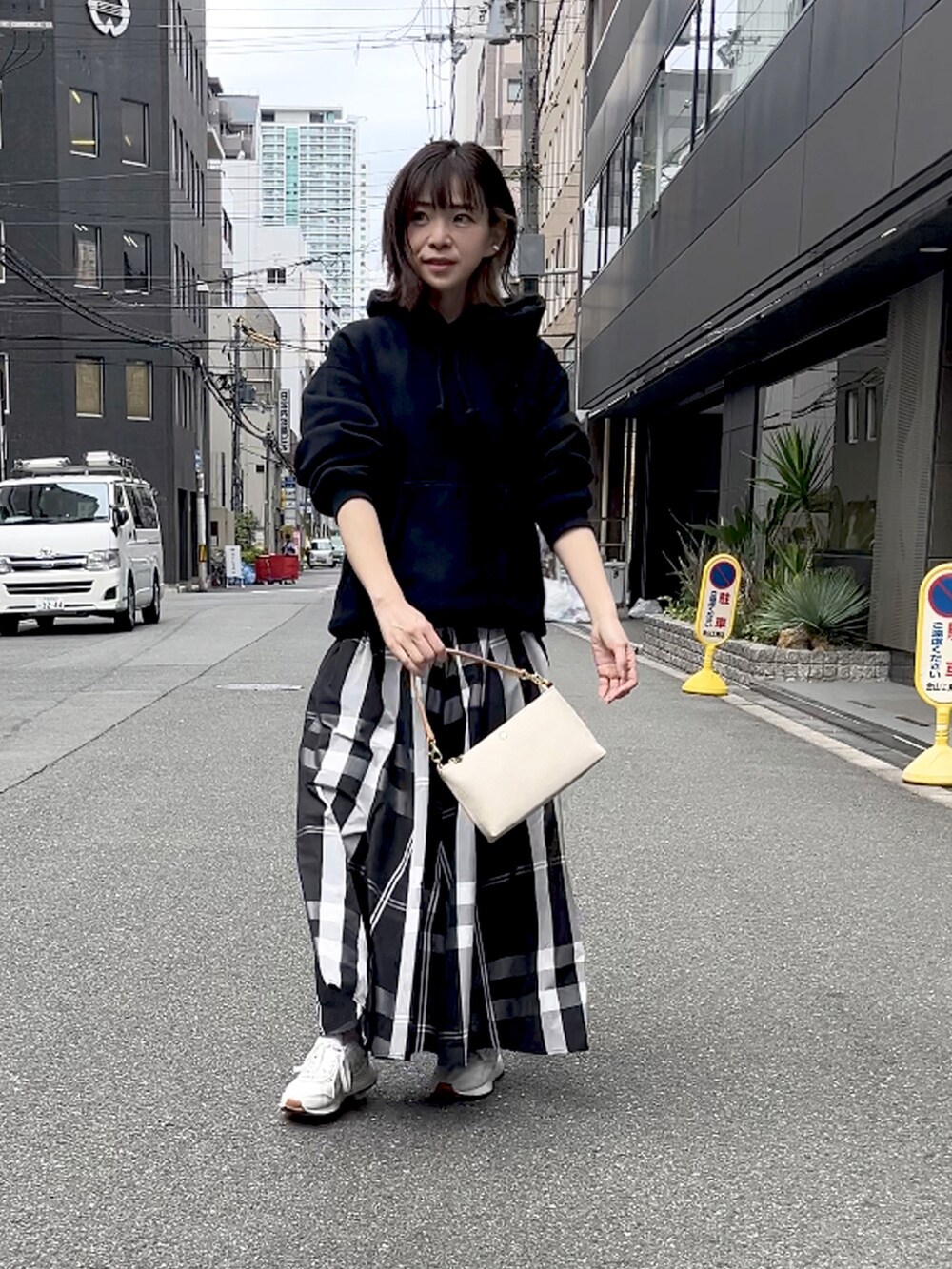 「今日のコーデ、シンプルスタイル、着回しコーディネート、オトナカワイイ、低身長女子、カジュアルスタイル、プチプラコーデ」｜「GUのアイテム（パーカー、ブラック系）」を使った、granさん（レディース・155cm）の春コーディネートの4枚目の写真