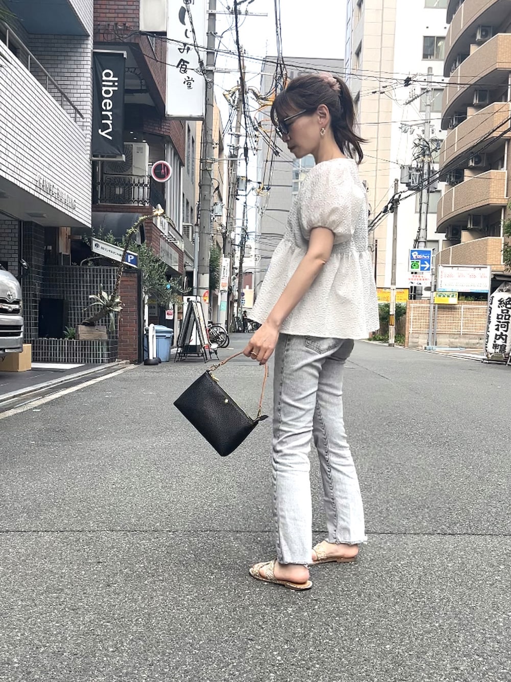 「夏ルックで気分アップ、デニムコーデ、オトナ女子、パフスリーブ、夏コーデ、大人かわいい」｜「coca（coca）のアイテム（シャツ/ブラウス、ホワイト系）」を使った、granさん（骨格ストレート・レディース・155cm）の夏コーディネートの3枚目の写真