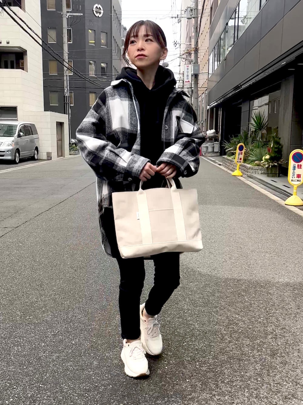 その他のその他アウター、ホワイト系のスニーカー、ベージュ系のトートバッグを着用したレディースの冬コーディネートの5枚目の写真