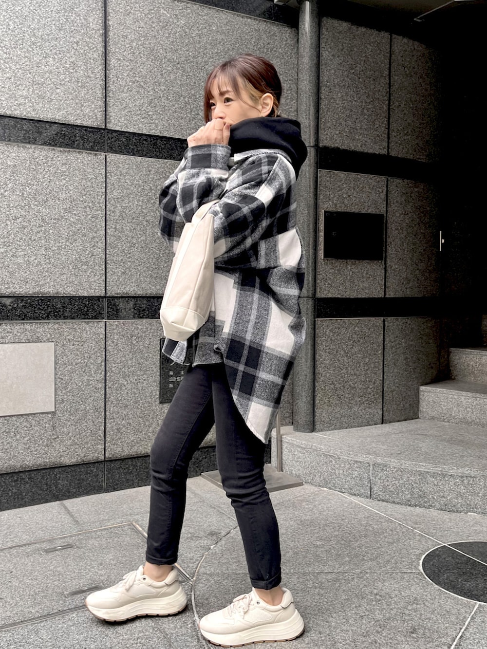 その他のその他アウター、ホワイト系のスニーカー、ベージュ系のトートバッグを着用したレディースの冬コーディネートの3枚目の写真