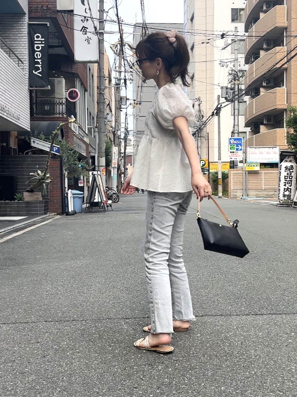 「夏ルックで気分アップ、デニムコーデ、オトナ女子、パフスリーブ、夏コーデ、大人かわいい」｜「coca（coca）のアイテム（シャツ/ブラウス、ホワイト系）」を使った、granさん（骨格ストレート・レディース・155cm）の夏コーディネートの2枚目の写真