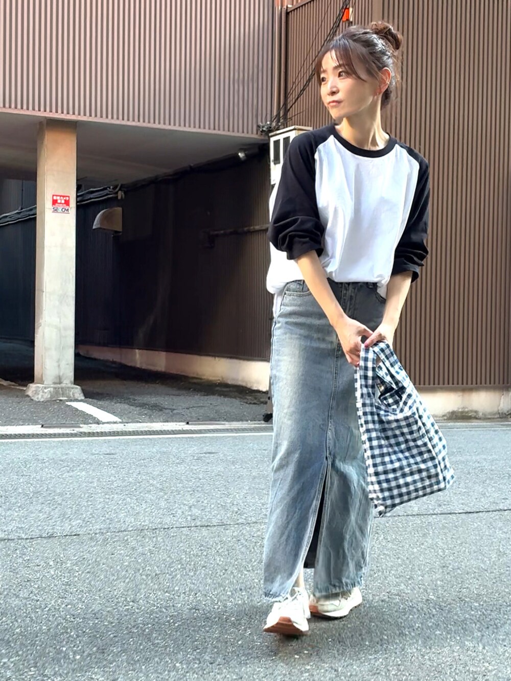 ブルー系のエコバッグ/サブバッグ、ブルー系のデニムスカート、その他のTシャツ/カットソーを着用したレディースの秋コーディネートの5枚目の写真