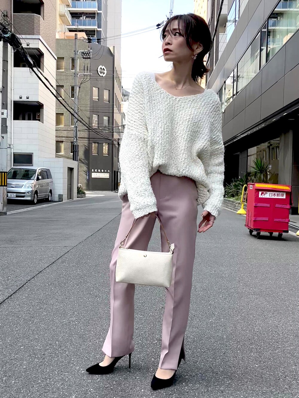 グレー系のショルダーバッグ、ホワイト系のニット/セーター、ピンク系のその他パンツを着用したレディースの秋コーディネートの4枚目の写真