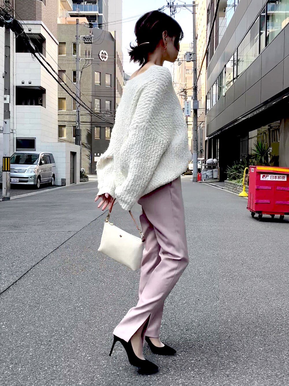 グレー系のショルダーバッグ、ホワイト系のニット/セーター、ピンク系のその他パンツを着用したレディースの秋コーディネートの2枚目の写真