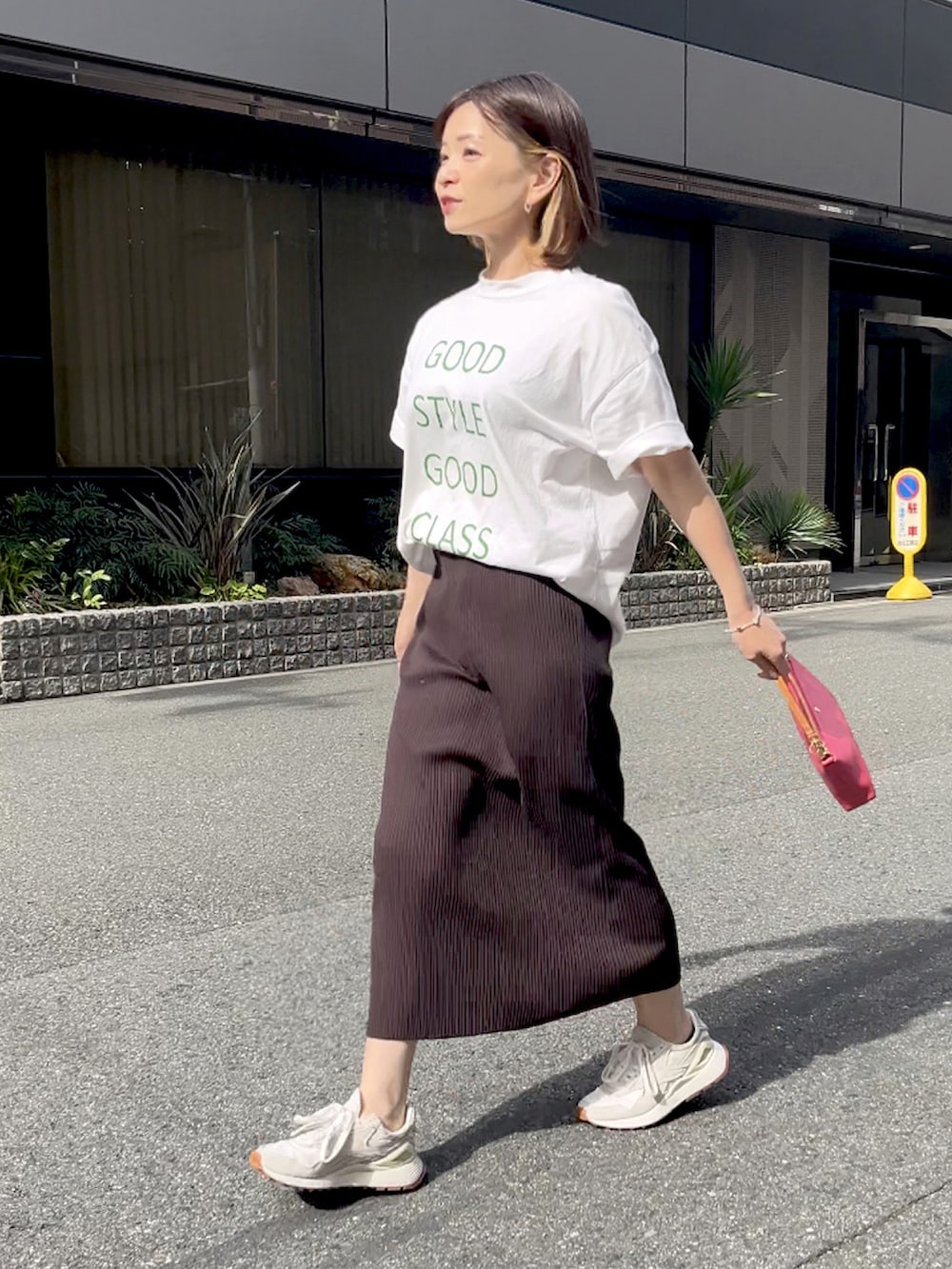 ホワイト系のTシャツ/カットソー、ブラウン系のスカート、ピンク系のハンドバッグを着用したレディースの春コーディネートの5枚目の写真