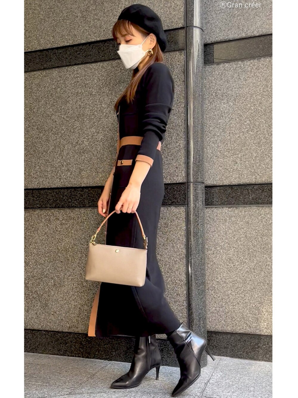 ベージュ系のハンドバッグ、ブラック系のワンピースを着用したレディースの秋コーディネートの2枚目の写真
