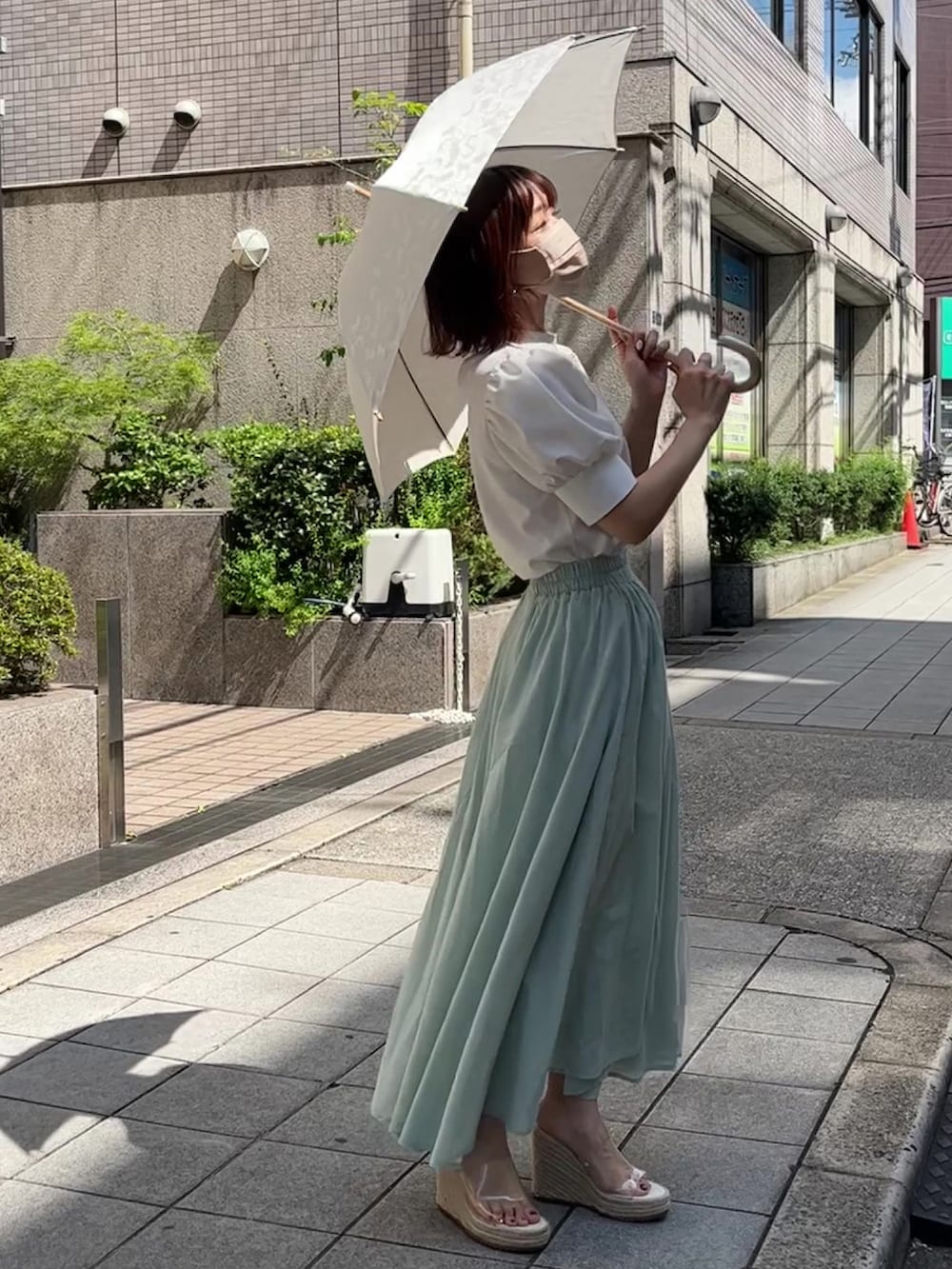 ホワイト系のシャツ/ブラウス、グリーン系のスカート、ベージュ系のサンダルを着用したレディースの夏コーディネートの4枚目の写真