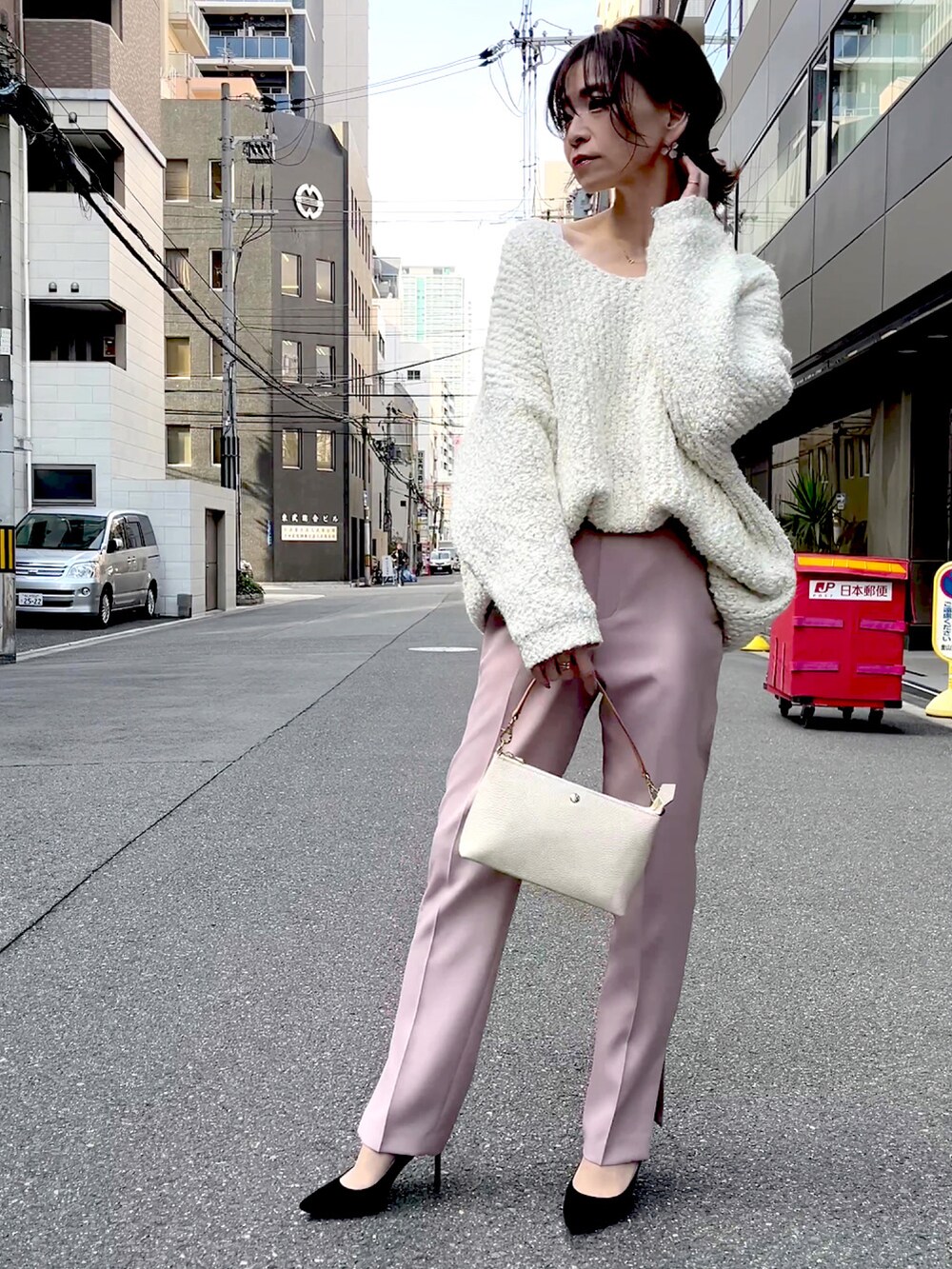 グレー系のショルダーバッグ、ホワイト系のニット/セーター、ピンク系のその他パンツを着用したレディースの秋コーディネートの5枚目の写真