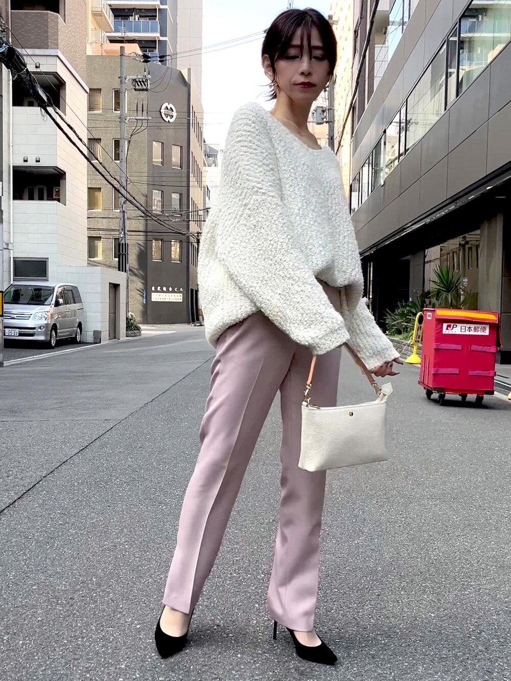 グレー系のショルダーバッグ、ホワイト系のニット/セーター、ピンク系のその他パンツを着用したレディースの秋コーディネートの3枚目の写真
