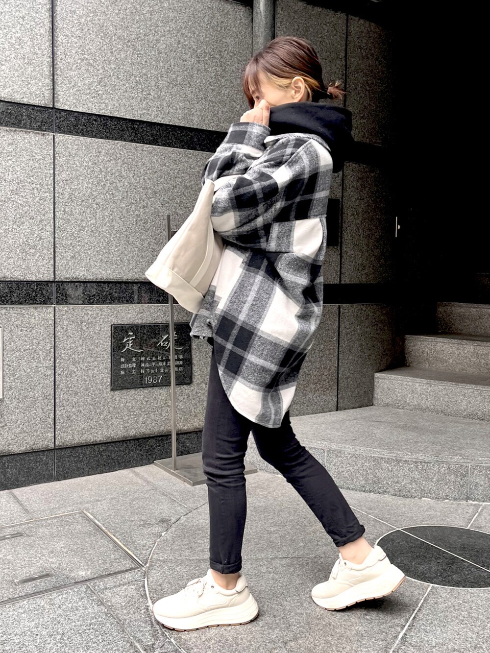 その他のその他アウター、ホワイト系のスニーカー、ベージュ系のトートバッグを着用したレディースの冬コーディネートの4枚目の写真