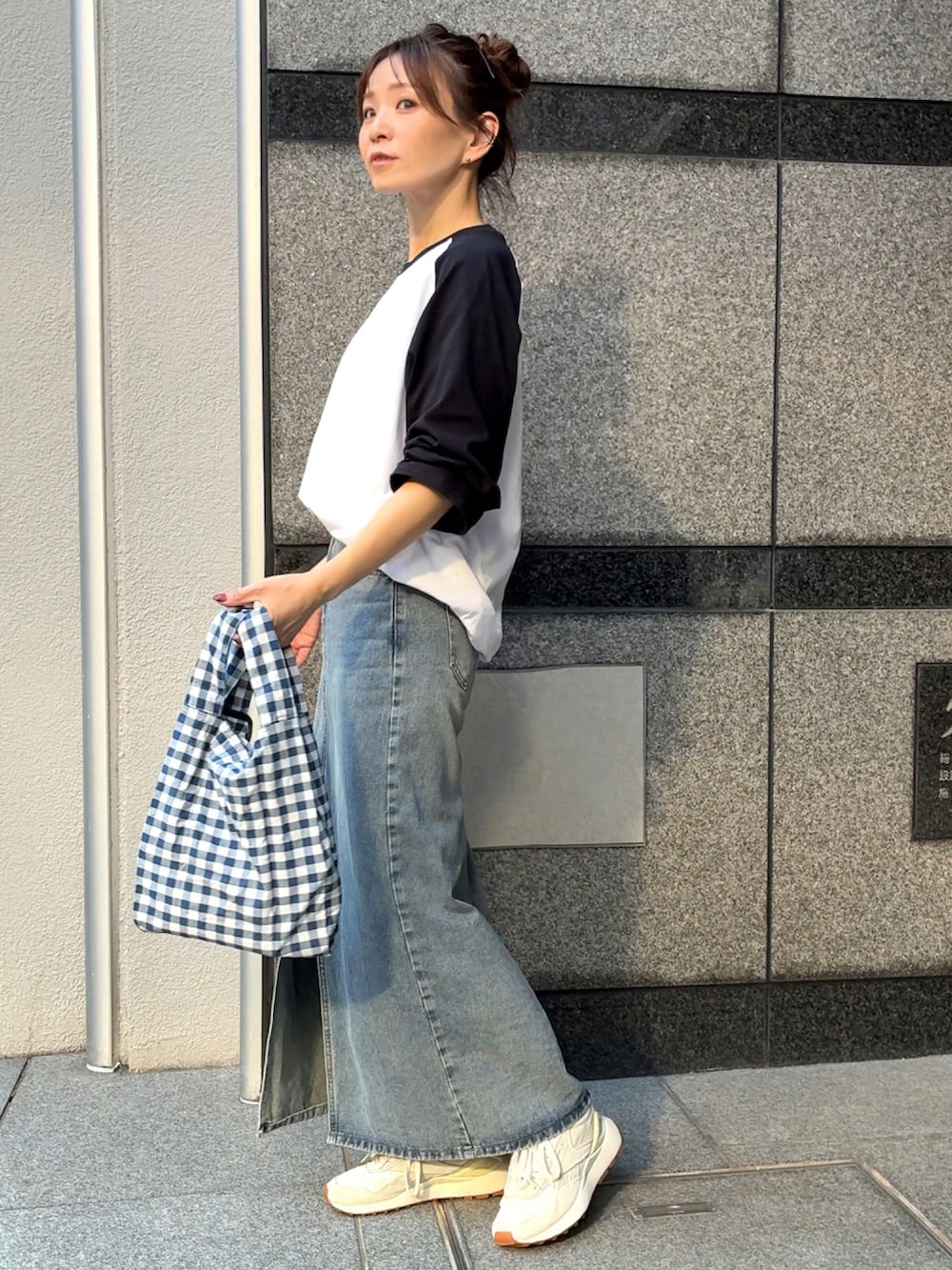 ブルー系のエコバッグ/サブバッグ、ブルー系のデニムスカート、その他のTシャツ/カットソーを着用したレディースの秋コーディネートの4枚目の写真