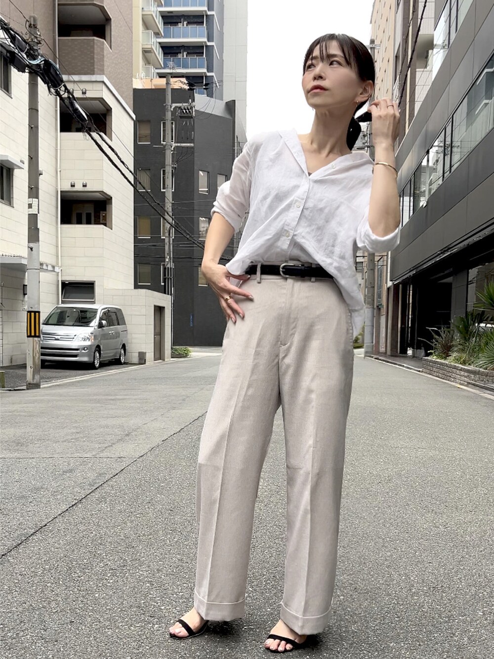 「きれいめカジュアル、さらっと晴れやかスナップ、シンプルスタイル、パンツコーデ、ゆるコーデ、ビジネスコーデ」｜「COLONY 2139のアイテム（パンツ、ベージュ系）」を使った、granさん（レディース・155cm）の夏コーディネートの5枚目の写真
