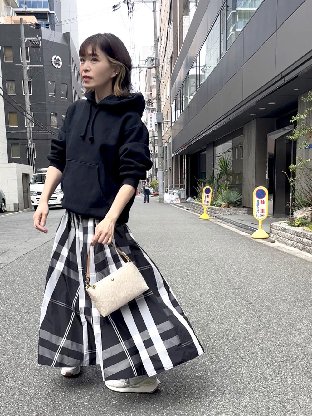 「今日のコーデ、シンプルスタイル、着回しコーディネート、オトナカワイイ、低身長女子、カジュアルスタイル、プチプラコーデ」｜「GUのアイテム（パーカー、ブラック系）」を使った、granさん（レディース・155cm）の春コーディネートの2枚目の写真