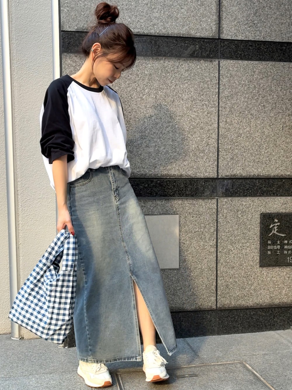 ブルー系のエコバッグ/サブバッグ、ブルー系のデニムスカート、その他のTシャツ/カットソーを着用したレディースの秋コーディネートの3枚目の写真