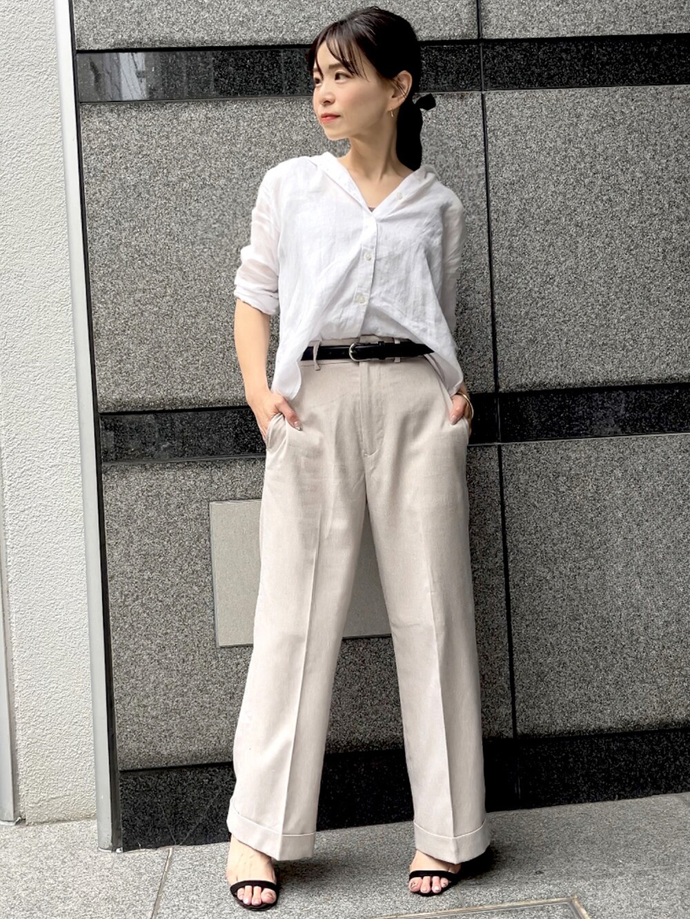 「きれいめカジュアル、さらっと晴れやかスナップ、シンプルスタイル、パンツコーデ、ゆるコーデ、ビジネスコーデ」｜「COLONY 2139のアイテム（パンツ、ベージュ系）」を使った、granさん（レディース・155cm）の夏コーディネートの2枚目の写真
