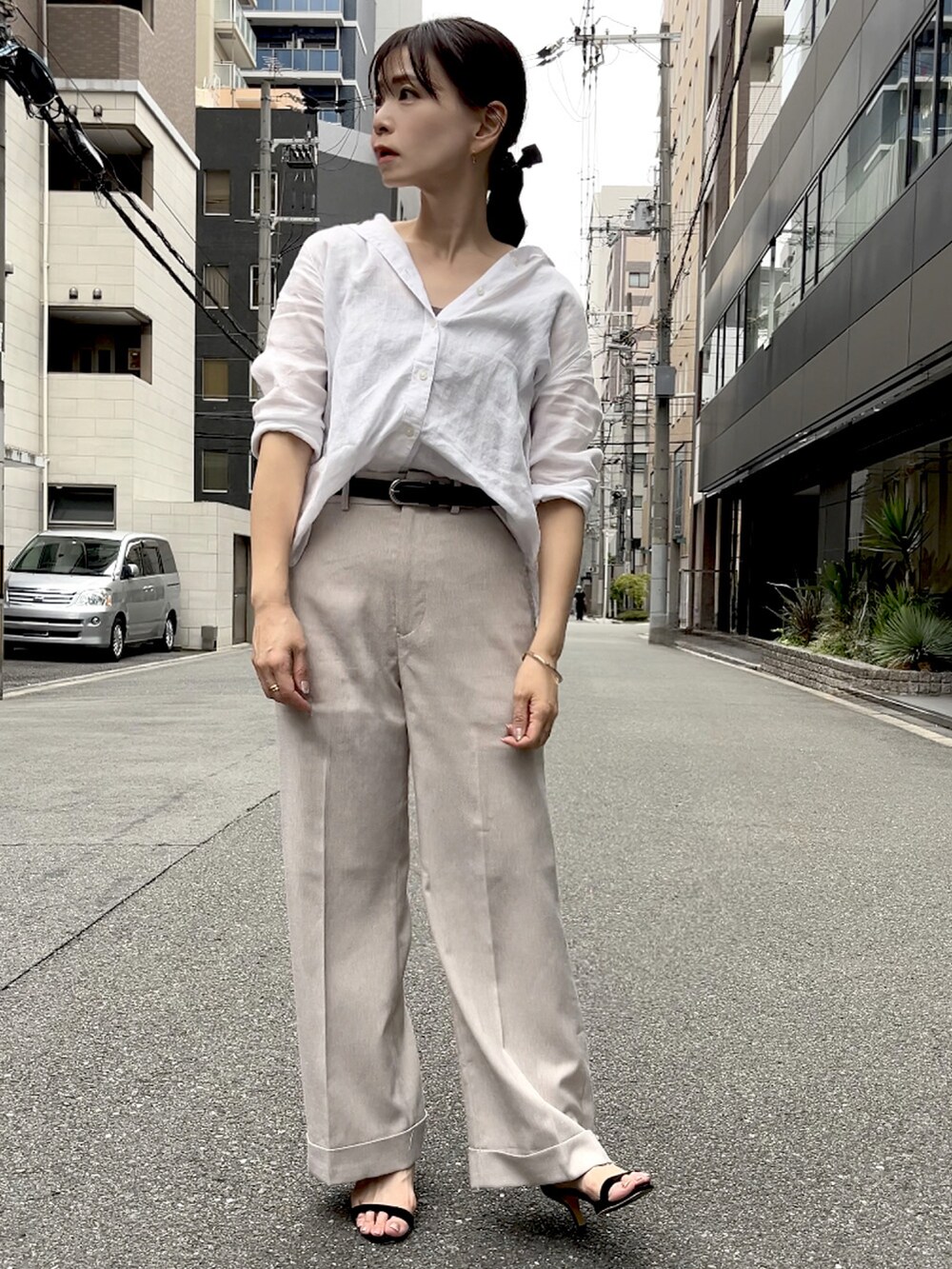 「きれいめカジュアル、さらっと晴れやかスナップ、シンプルスタイル、パンツコーデ、ゆるコーデ、ビジネスコーデ」｜「COLONY 2139のアイテム（パンツ、ベージュ系）」を使った、granさん（レディース・155cm）の夏コーディネートの3枚目の写真